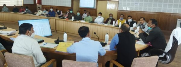 डीएम ने की 20 सूत्री कार्यक्रम योजना की समीक्षा, अधिकारियों को सुस्त कार्यप्रणाली पर लगाई फटकार
