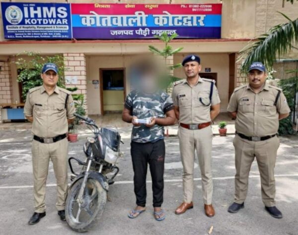 बाइक व मोबाइल चोर गिरफ्तार