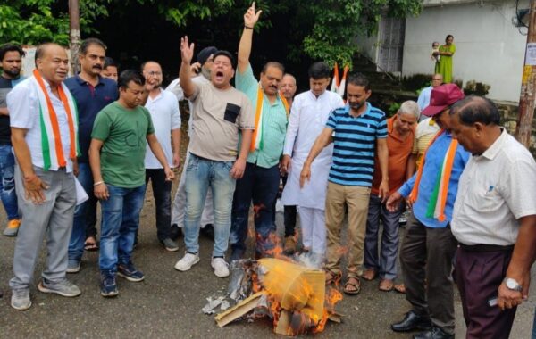 अधीनस्थ सेवा चयन आयोग में भर्ती घोटाले के विरोध में कांग्रेस ने फूँका सरकार का पुतला
