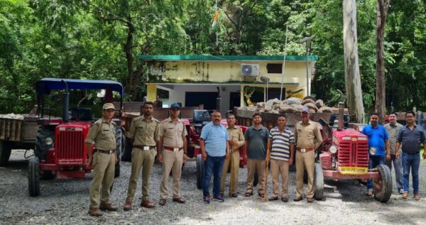 अवैध खनन के खिलाफ सख्त हुआ वन विभाग, सुखरो व मालन नदी से पकड़े 3 टैक्टर
