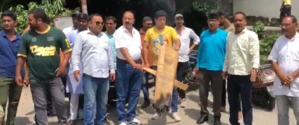 यूथ कांग्रेस ने अग्निवीर भर्ती के विरोध में फूँका प्रधानमंत्री का पुतला