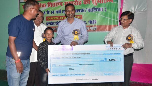 राष्ट्रीय खेल दिवस पर पौड़ी में हुए मुख्यमन्त्री उदयीमान खिलाड़ी उन्नयन छात्रवृति योजना के चेक वितरित