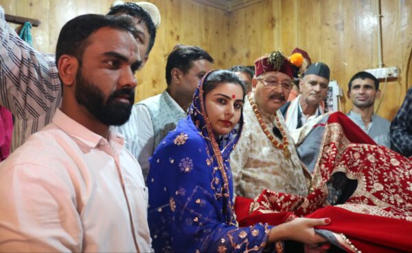 सतपाल महाराज ने चालदा महासू को चढ़ाई चोल्टी, बेहतरीन कारीगरी का नमुना है सूरत की चोल्टी