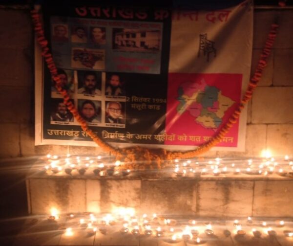 यूकेडी ने 101 दीपक जलाकर खटीमा व मसूरी के शहीदों को किया याद