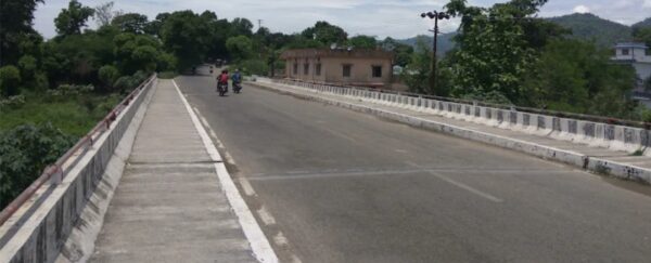 ब्रेकिंग न्यूज़। 4 इंच धँसा सुखरो पुल