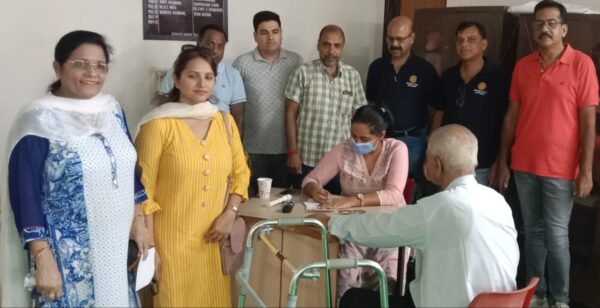 रोटरी क्लब के शिविर में 102 लोगों की हुई आंखों की जांच