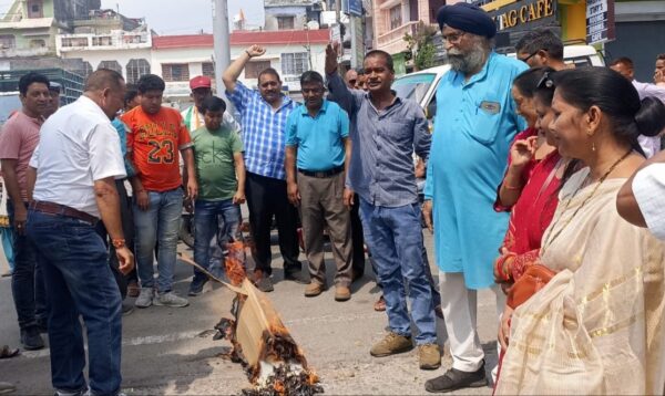 नगर निगम के संविदा कर्मियों को निकालने पर भड़की कांग्रेस