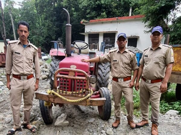 मालन नदी पर पकड़ा गया अवैध खनन करता टैक्टर