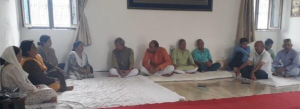 गढ़वाल सांसद तीरथ ने भाजपा के पूर्व जिला अध्यक्ष स्वर्गीय धीरेंद्र सिंह चौहान के आवास पर जाकर व्यक्त किया शोक, परिवार को बंधाया ढांढस