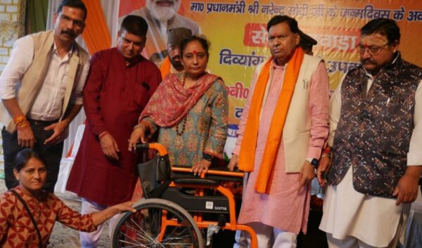 शारीरिक रूप से दिव्यांगों को किया गया कृत्रिम अंगों एवं उपकरणों का वितरण