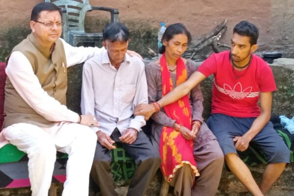 मुख्यमंत्री पहुंचे अंकिता भंडारी के परिजनों के घर, परिवार को बँधाया ढांढस