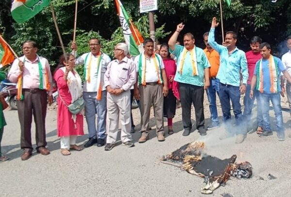 प्रदेश में ध्वस्त होती कानून व्यवस्था के खिलाफ कांग्रेस ने फूंका प्रदेश सरकार का पुतला