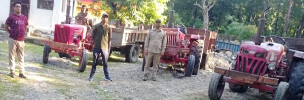 नही बाज़ आ रहे अवैध खननकारी, सुखरो नदी से पकड़े गए 3 टैक्टर
