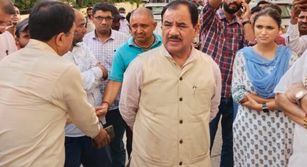 लालढांग में बस दुर्घटनाओं के प्रभावित परिवारों से मिले पूर्व कैबिनेट मंत्री डॉ हरक सिंह रावत व अनुकृति गुसाईं रावत