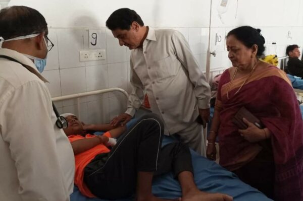 घायल हुए भर्ती बारातियों से मिले पूर्व स्वास्थ्य मंत्री नेगी