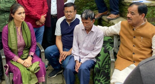 अंकिता के घर पहुंचे पूर्व मंत्री डॉक्टर हरक सिंह रावत और अनुकृति गुसाईं रावत,  कानूनी लडाई के लिए दी 1लाख की नगद सहायता राशि