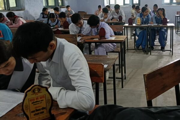 भारत को जानो प्रतियोगिता में वैभवी व साक्षी ने मारी बाज़ी