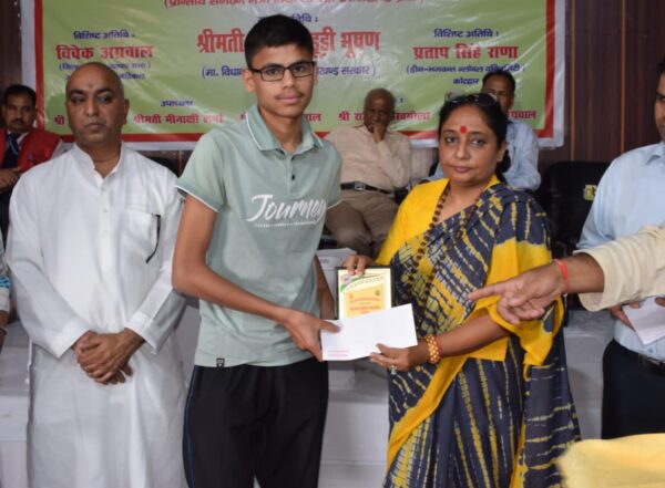 विधानसभा अध्यक्ष ने 21 मेधावी छात्रों को किया सम्मानित