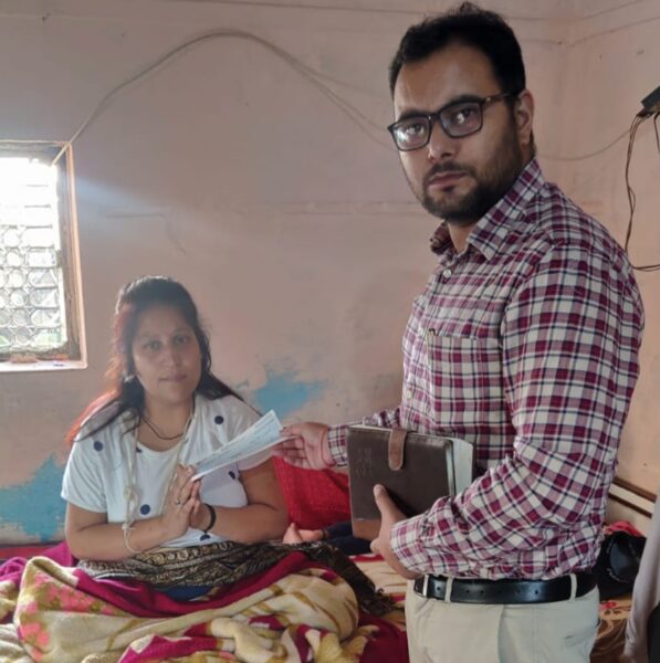 सिमड़ी बस हादसे में प्रभावितों को वितरित की गई आर्थिक सहायता