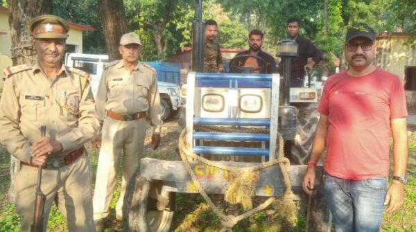लालढांग रेंज की सिगड़ी स्रोत नदी में पकड़ा गया अवैध खनन करता हुआ टैक्टर