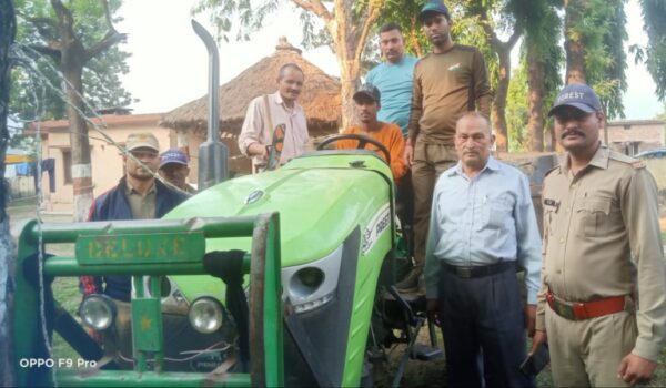 लालढांग रेंज के आरक्षित वन तेली स्रोत में पकड़ा गया अवैध खनन करता हुआ टैक्टर
