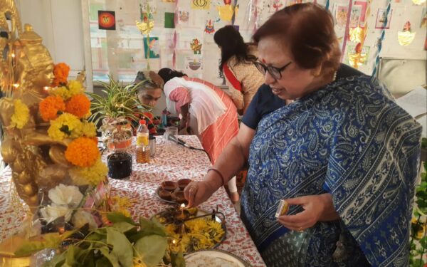 क्रैडल पब्लिक स्कूल में आयोजित दीवाली सेलिब्रेशन पर बच्चों ने बनाई रंगोली