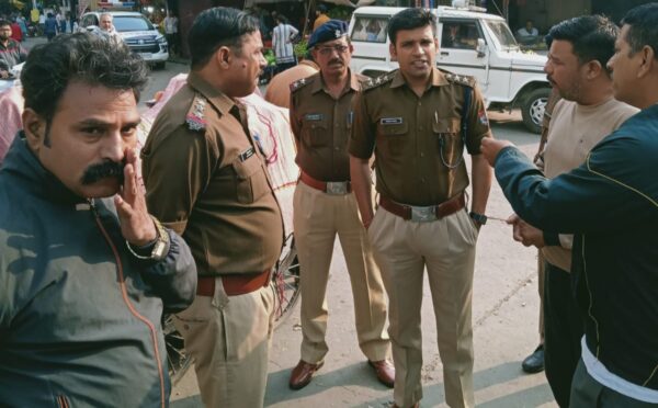 ट्रैफिक पुलिस ने की झंडा चौक से गोखले मार्ग पर वन वे व्यवस्था लागू,  अतिक्रमणकारियों को दी चेतावनी