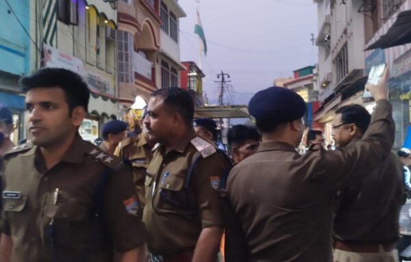गोखले मार्ग पर नही बाज़ आ रहे अवैध अतिक्रमणकारी , ट्रैफिक पुलिस व पुलिस ने जब्त किये सामान