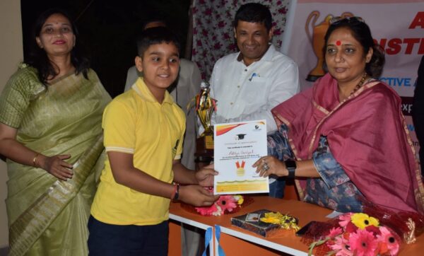 विधानसभा अध्यक्ष ने मेधावी छात्र-छात्राओं को किया सम्मानित