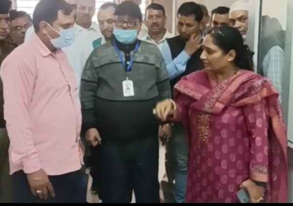 बेस अस्पताल कोटद्वार की अव्यवस्थाओं पर भड़की विधानसभा अध्यक्ष, कहा व्यवहार में बदलाव लाये स्टाफ