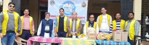 लायंस क्लब डिग्निटी ने बाल दिवस पर बच्चों को बाँटे फल