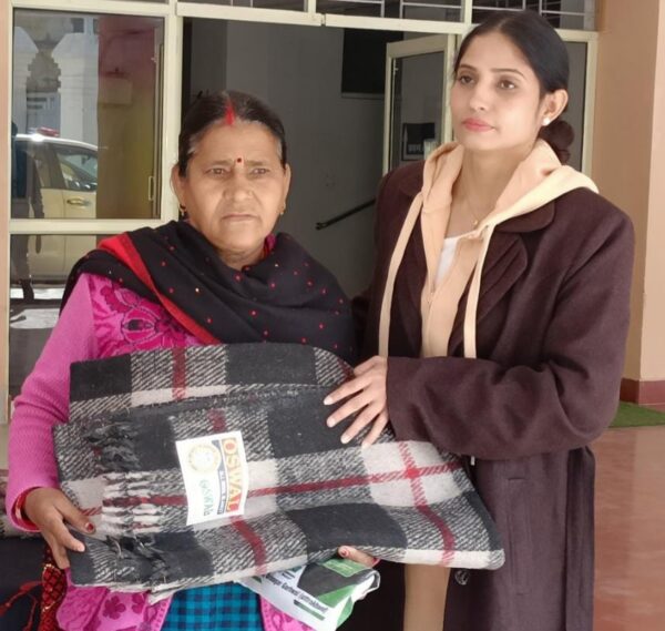 पौड़ी डीएम की धर्मपत्नी अनुकृति चौहान ने असहायों को बाँटे कंबल