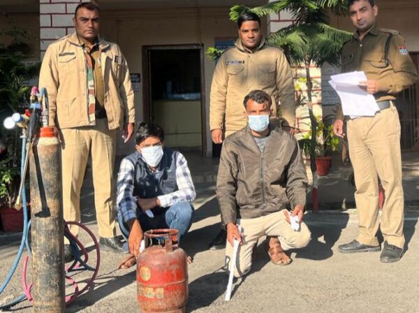 ATM चोर गिरोह के दो सदस्य गैस कटर व अवैध अस्लाह के साथ गिरफ्तार