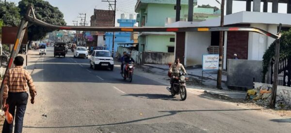 असामाजिक तत्वों ने दूसरी बार पहुंचाया सुखरो पुल के गेट पासों को नुकसान