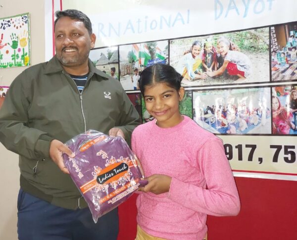 विश्व दिव्यांग दिवस पर प्रोजेक्ट हेल्प इंडिया ने दिव्यांग बच्चों को बाँटे गर्म स्वेटर