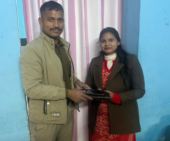 पौड़ी पुलिस ने महिला को लौटाया उसका खोया पर्स व मोबाइल