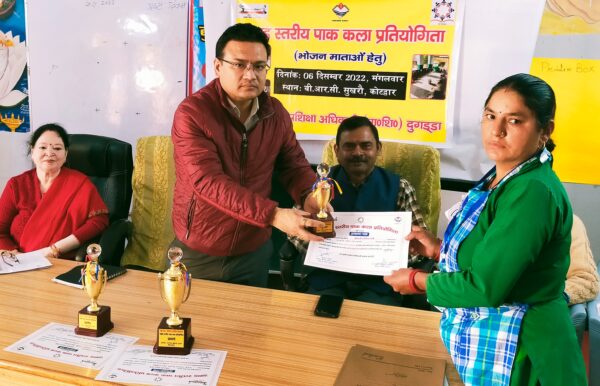 भोजन माताओं की पाक कला प्रतियोगिता की विजेता बनी दीपा
