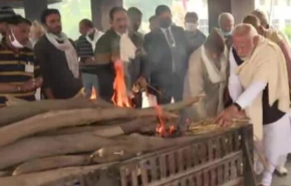 पंचतत्व में विलीन हुईं शतायु पीएम मोदी की मां हीराबा