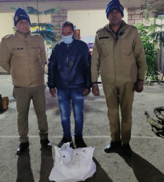 112 अंग्रेजी पव्वों के साथ दो गिरफ्तार