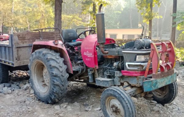 मालन नदी से पकड़ा गया अवैध खनन करता हुआ टैक्टर
