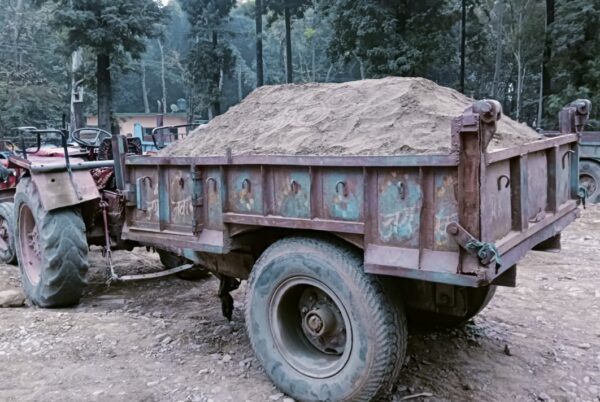 कोहरे की आड़ में खो नदी में अवैध खनन करते दो टैक्टर सीज़