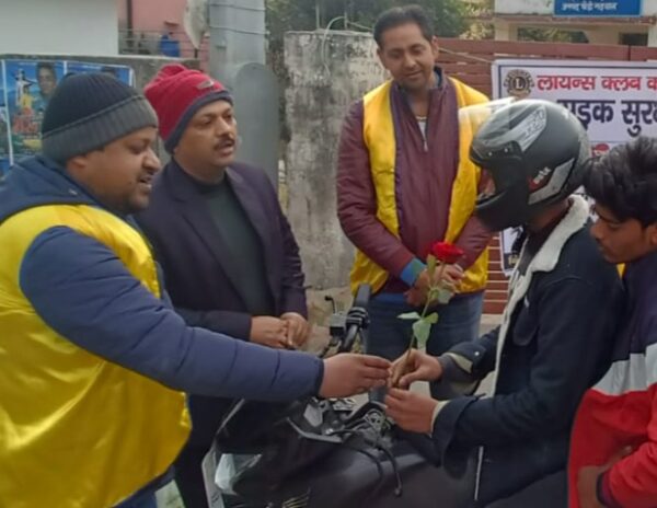 आरटीओ विभाग व लायंस क्लब द्वारा लोगों को गुलाब का फूल देकर किया गया जागरूक