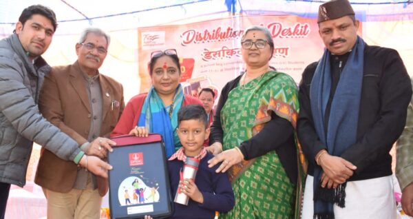 विधानसभा अध्यक्ष ने 1190 विद्यार्थियों को किये डेस्क किट वितरित