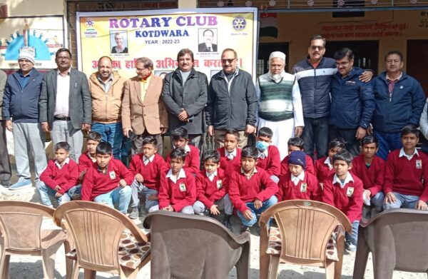 रोटरी क्लब ने 30 विद्यार्थियों को वितरित की गर्म स्कूली स्वेटर