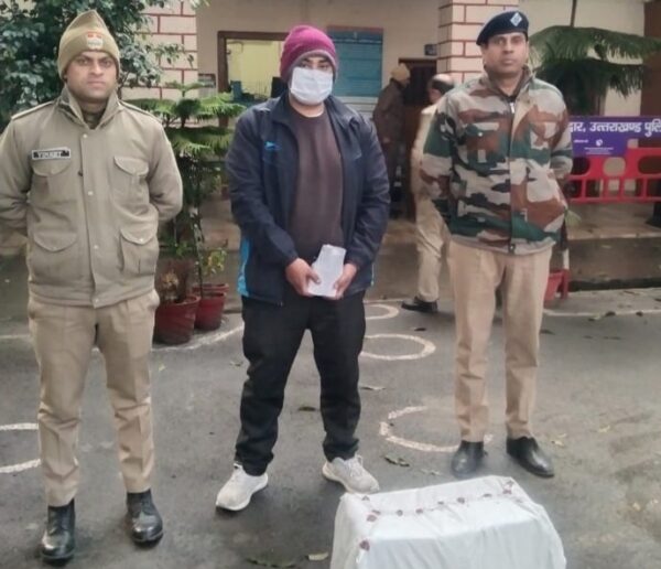 5 पेटी अवैध शराब के साथ 03 अभियुक्त गिरफ्तार