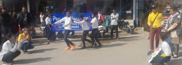 स्लम बस्ती के बच्चों ने नुक्कड़ नाटक के माध्यम से दी यातायात के नियमों की जानकारी