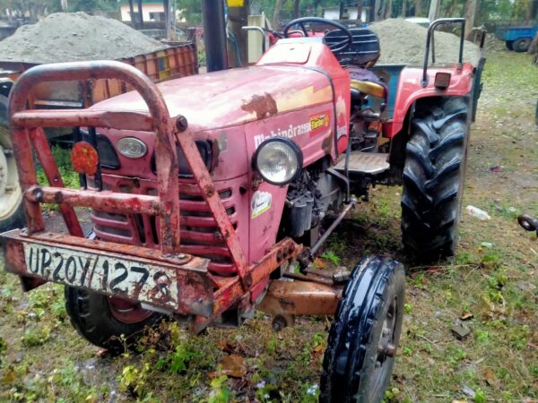 बारिश की आड़ में मालन नदी में अवैध खनन करते दो टैक्टर सीज़