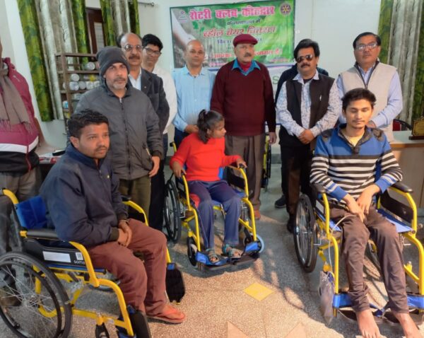 रोटरी क्लब ने 5 दिव्यांगो को बाँटी व्हील चेयर