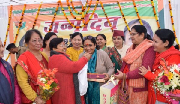 दीदी को लम्बी आयु का भाजपा कार्यकर्ताओं ने दिया आशीष