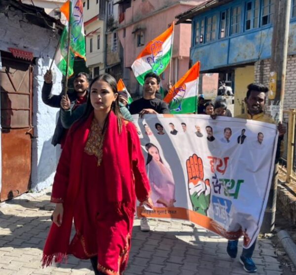 कांग्रेस नेत्री अनुकृति गुसाईं रावत ने लैंसडाउन में की हाथ से हाथ जोड़ो यात्रा